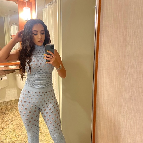 Sleeveless turtleneck top & Legging with band waistband Perforated seamless knit - Picture 4 of 5